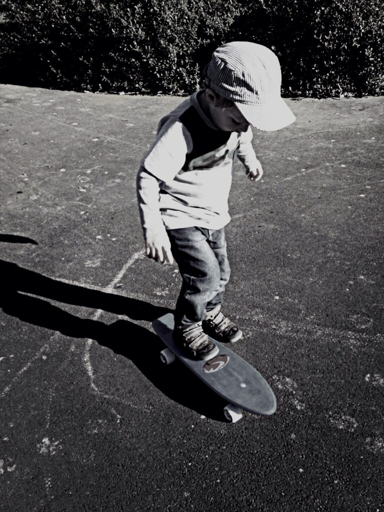 enfant sur un skate