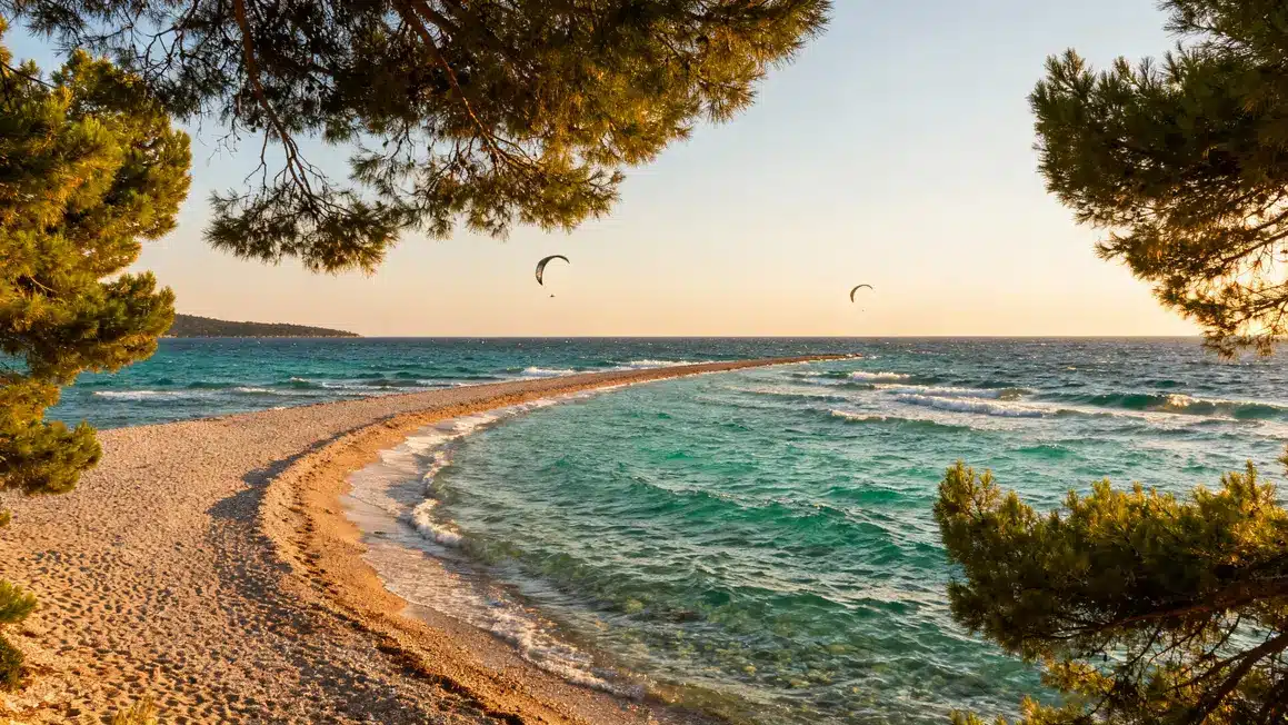 zlatni rat plage galets eau kitesurf